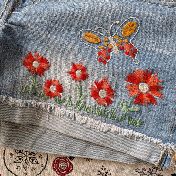 Vigoss blue jean shorts with red flower&butterfly embroidery - Picture 3 of 5